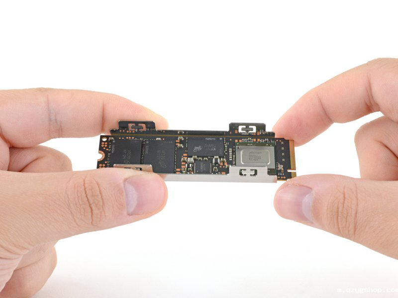 SSD放入散热器托盘后