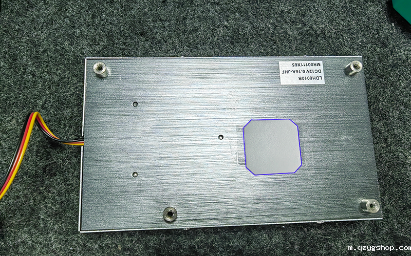 导热绝缘片贴在散热器上