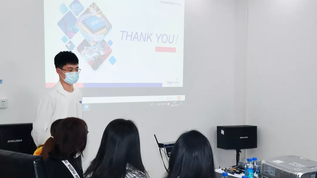 相关负责人对他们提出的问题逐一进行了解答 相关负责人对他们提出的问题逐一进行了解答