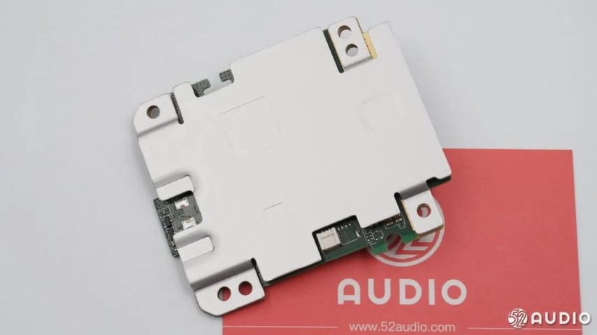 音箱主板背面覆盖这个散热片 音箱主板背面覆盖这个散热片